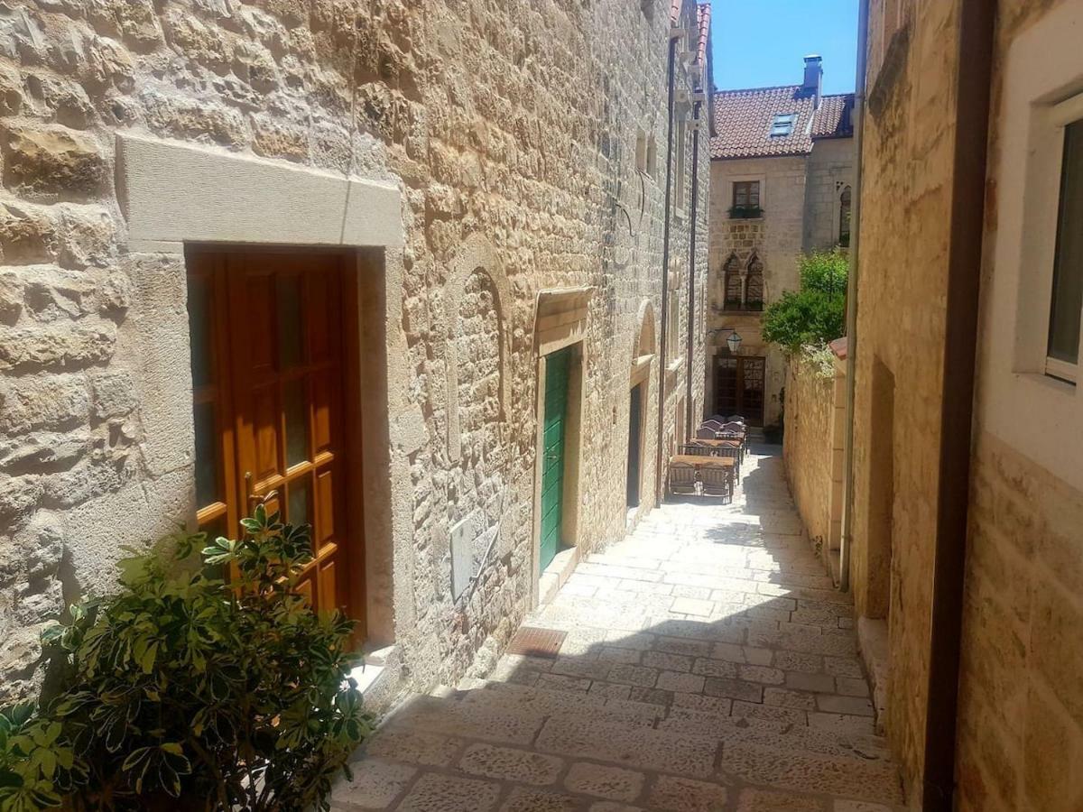 Luxor Hvar - Main Square Apartments Hvar Town Exterior photo